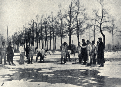 98323 Afbeelding van enkele militairen van de Genie tijdens een oefening op het ijs in de omgeving van Utrecht waar ze ...